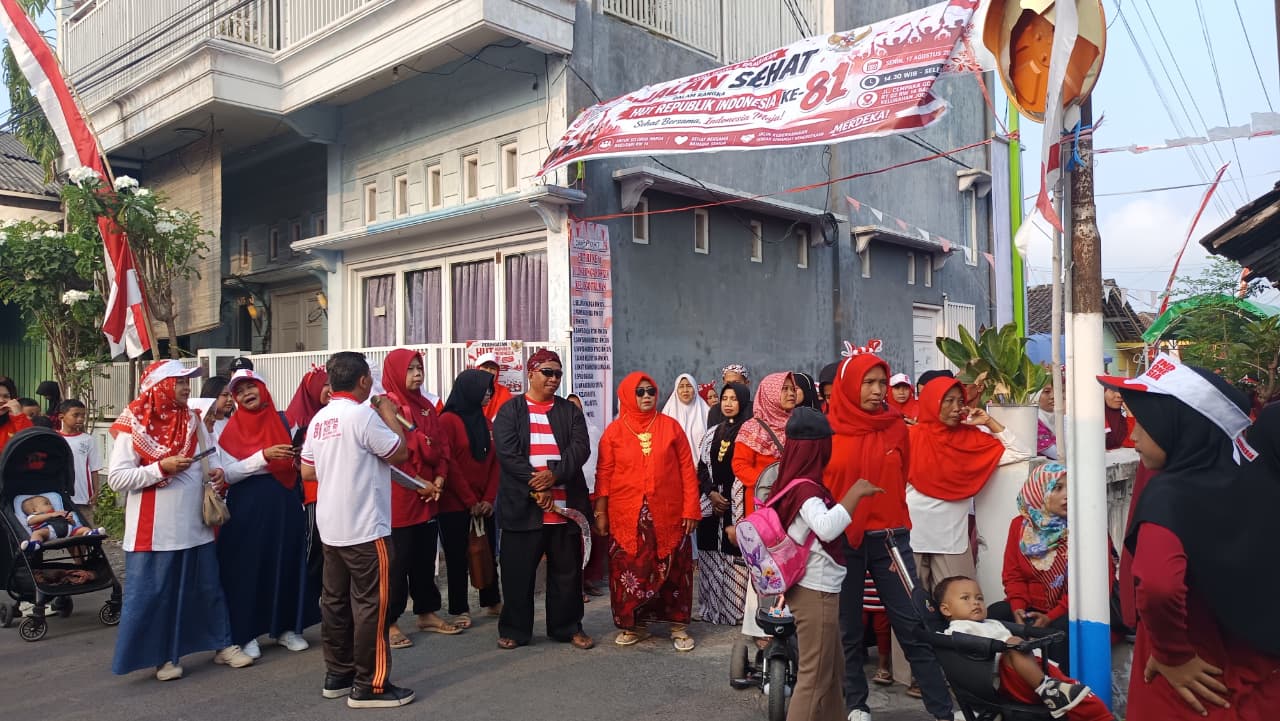 Belajar dari Masyarakat, KKN STIT Muhammadiyah Lumajang Dampingi Jalan Santai Warga Bagusari