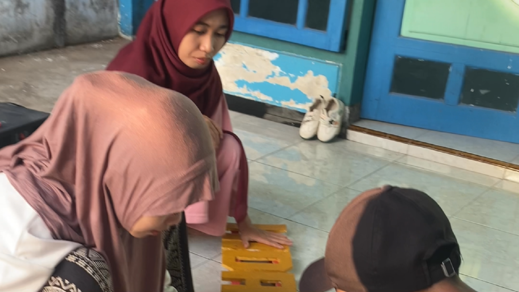 Gotong Royong Siapkan Panggung Harlah TPQ Al Ifkar, Wadah Kreativitas Santri