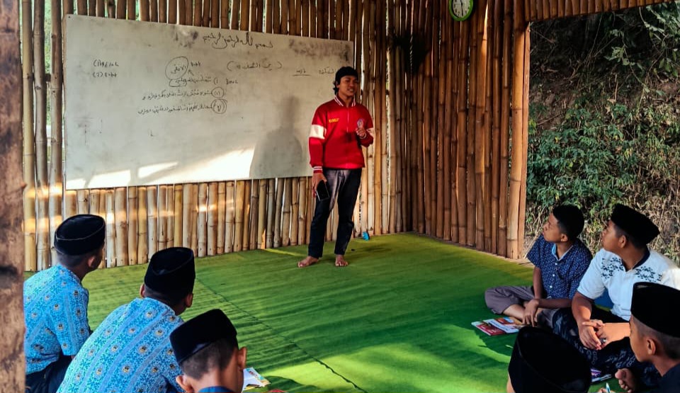 Mahasiswa KKN STIT Muhammadiyah Lumajang Dampingi Santri MBS Al-Fajr Mempraktikkan Tata Cara Shalat Sesuai Tuntunan Syariat