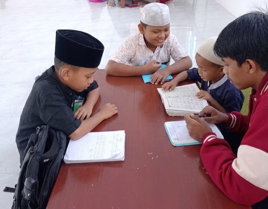 Mengajar dengan Talaqqi, Mahasiswa KKN Dukung Pembelajaran Al-Qur'an di Sidorejo