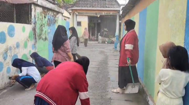 Kolaborasi Warga dan Mahasiswa KKN Percantik Lingkungan Sambut Bulan Kemerdekaan