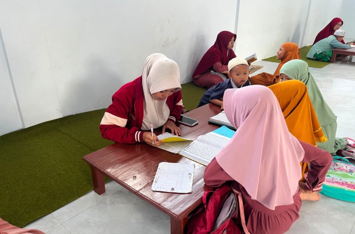 Mahasiswa KKN STIT Muhammadiyah Lumajang Dampingi Santri Tingkatkan Kemampuan Membaca Al-Qur'an