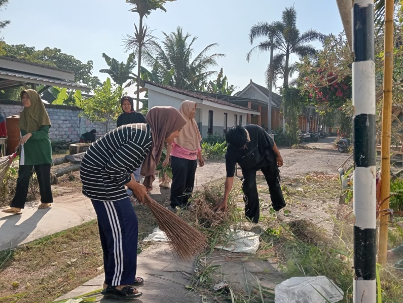 Kerja Bakti di Pawon Urip Si Bejo, Wujud Kolaborasi Mahasiswa dan PKK Desa Sidorejo